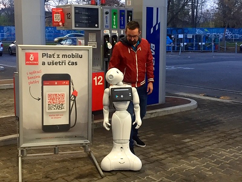 Robot Pepper představil mobilní aplikaci Benzina platby